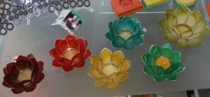 Foto: bunte Kerzenhalter in Lotusblütenform aus Capiz