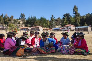 Hilos y Colores, Peru: Stickende Frauen, (c) Globo