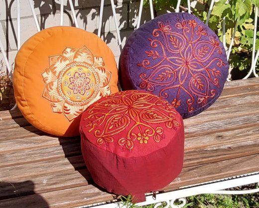 Yogakissen in gelb, rot und violet