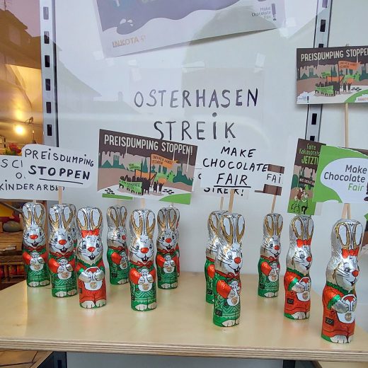 Schokoladenhasen mit Protestschilder