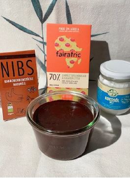 Kakao-Nibs, Fairafric Schokolade, Kokosöl, ScSchälchen mit Schoko-Nuss-Aufstrich