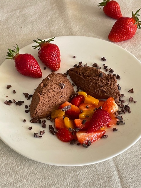 Mousse au Chocolat mit marinierten Erdbeeren