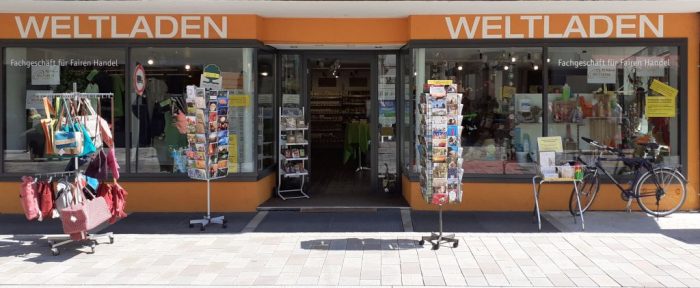 Foto: Frontansicht Westseite Welltaden mit 2 Kartenständern und einem Taschenständer davor
