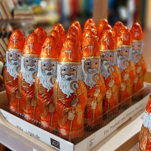 Schokobischöfe in Reih und Glied